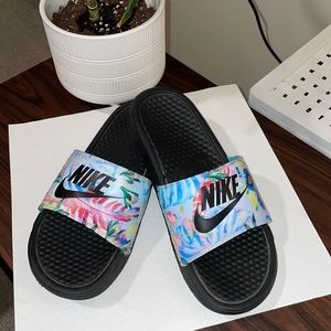 Nike Benassi Floral Womens Size 7 Slide Sandals